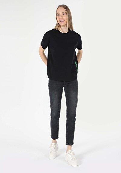 Image de T-shirt À Manches Courtes Noir Comfort Fit Imprimé Femme