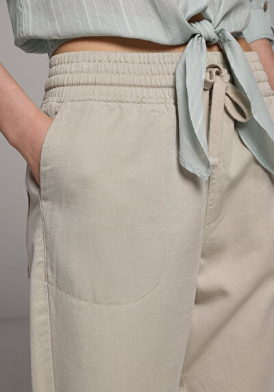 Afficher les détails de Pantalon Blanc Straight Leg High Rise En Sergé Regular Fit Femme