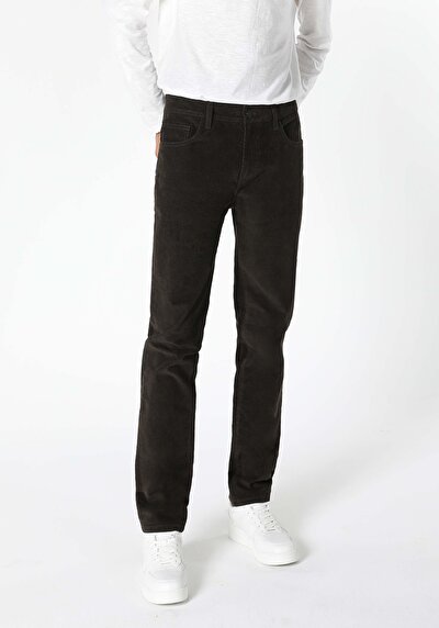 Afficher les détails de Pantalon Kaki Straight Leg  En  Straight Fit Homme