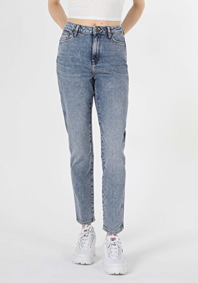 Image de 896 Maria Pantalon Denim Tapered Leg En Mom Fit Femme