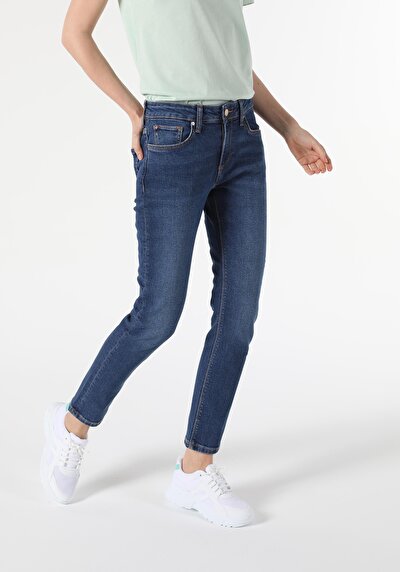 Afficher les détails de 892 Alina Pantalon Denim Tapered Leg  En  Slim Boyfriend Fit Femme