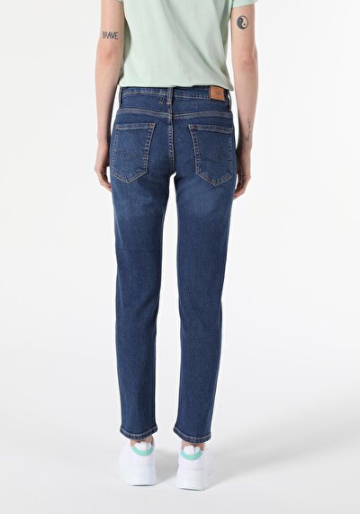 Afficher les détails de 892 Alina Pantalon Denim Tapered Leg  En  Slim Boyfriend Fit Femme