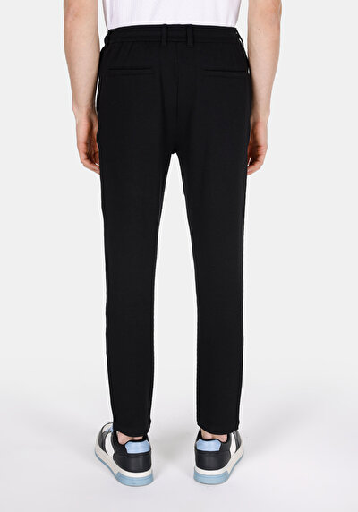 Afficher les détails de Pantalon Noir Uzun Medium Rise En Uni Slim Fit Homme