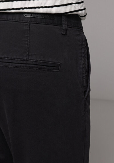 Afficher les détails de Pantalon Gris Straight Leg Medium Rise En Gabardine Slim Fit Homme