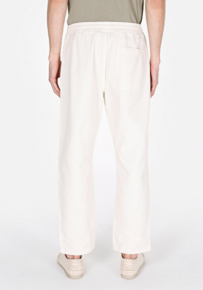 Afficher les détails de Pantalon Blanc Loose Leg Medium Rise En Gabardine Relaxed Fit Homme