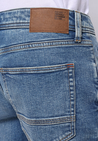 Afficher les détails de Short  Straight Fit Homme