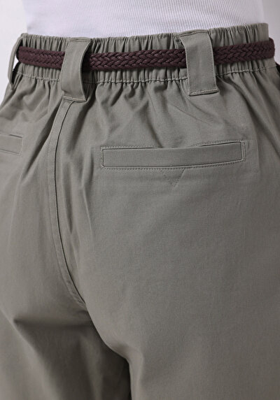 Afficher les détails de Short Kaki Regular Fit Femme