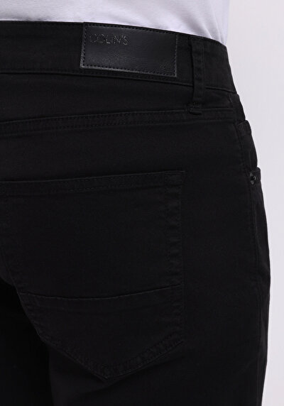 Afficher les détails de Pantalon Noir Straight Leg Low Rise En Chino Straight Fit Homme