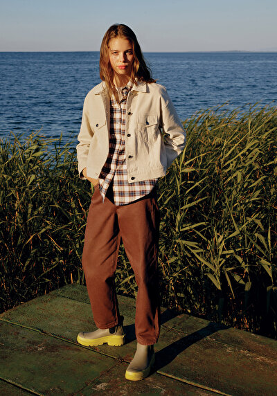 Afficher les détails de Pantalon Marron Straight Leg High Rise En Sergé Barrel Fit Femme