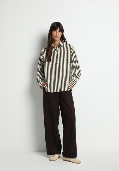 Image de Pantalon Marron Wide Leg High Rise En Ratière Regular Fit Femme