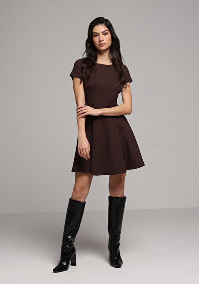 Image de Robe Marron Slim Fit Manches Courtes Mini Verrouillage Femme
