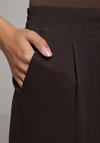 Afficher les détails de Pantalon Marron Straight Leg High Rise En Sergé Regular Fit Femme