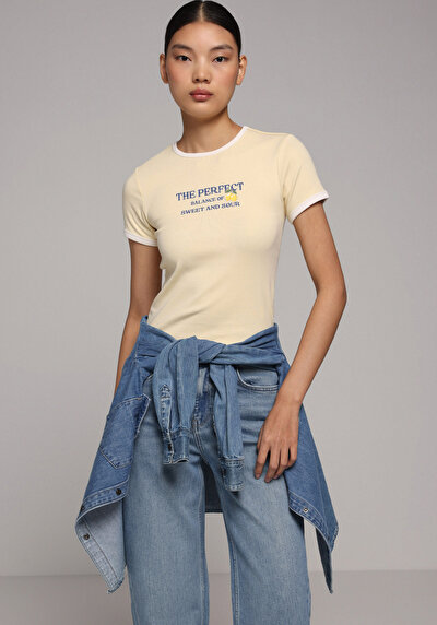 Image de T-shirt À Manches Courtes Jaune Slim Fit Imprimé Femme