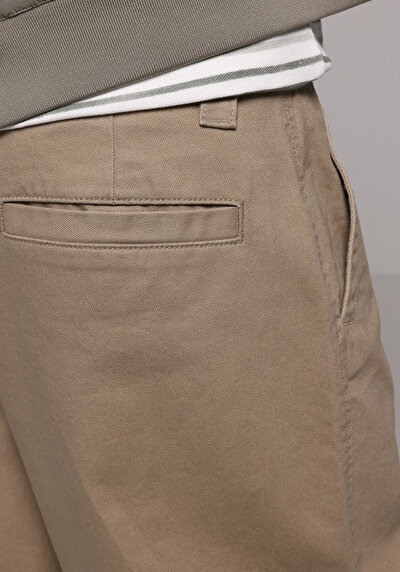 Afficher les détails de Pantalon Beige Crop Wide Leg Medium Rise En Sergé Relaxed Fit Homme