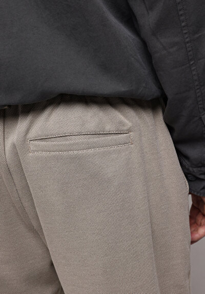 Afficher les détails de Pantalon Beige Straight Leg Medium Rise En Double Face Regular Fit Homme