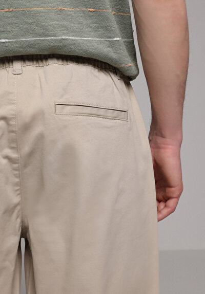 Afficher les détails de Pantalon Beige Straight Leg Medium Rise En Sergé Regular Fit Homme