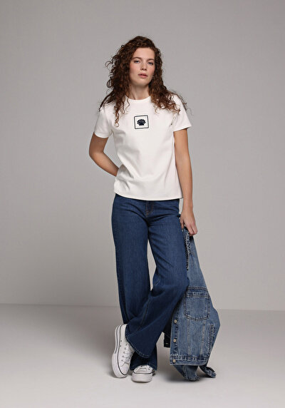 Image de T-shirt À Manches Courtes Blanc Regular Fit Brodé Femme