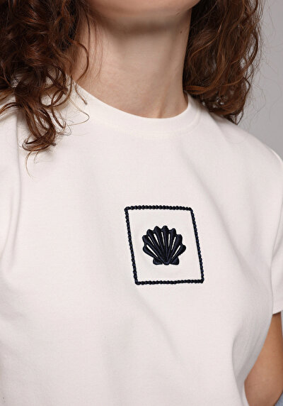 Image de T-shirt À Manches Courtes Blanc Regular Fit Brodé Femme