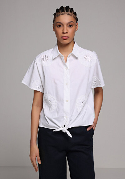 Afficher les détails de Chemise À Manches Courtes Blanc Brodé Fashion Fit Femme