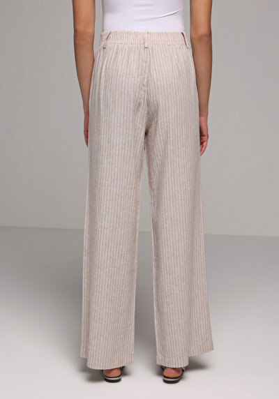 Afficher les détails de Pantalon Beige Wide Leg Low Rise En Uni Regular Fit Femme