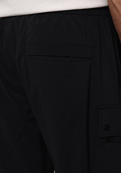 Afficher les détails de Pantalon Noir Lastikli Medium Rise En Nylon Slim Fit Homme