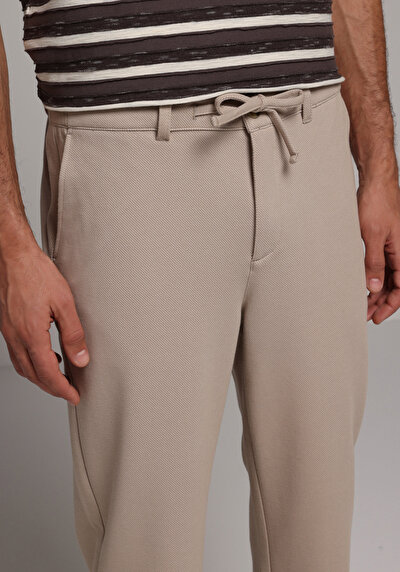 Image de Pantalon Beige Straight Leg Medium Rise En Verrouillage Regular Fit Homme