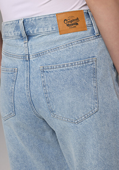 Afficher les détails de Short  Loose Fit Femme