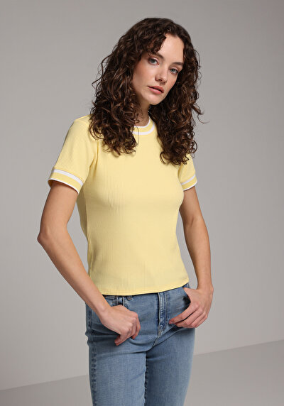 Image de T-shirt À Manches Courtes Jaune Slim Fit Droit Femme