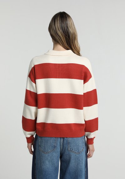 Image de Pull Rouge Regular Fit Manches Longues Femme