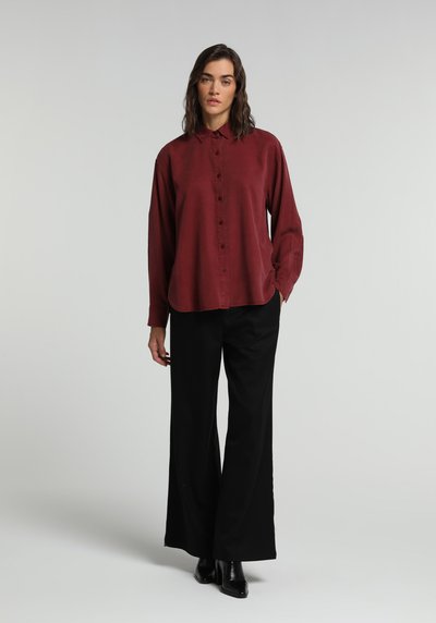 Image de Chemise À Manches Longues Bordeaux Boyfriend Fit Droit Sergé Femme