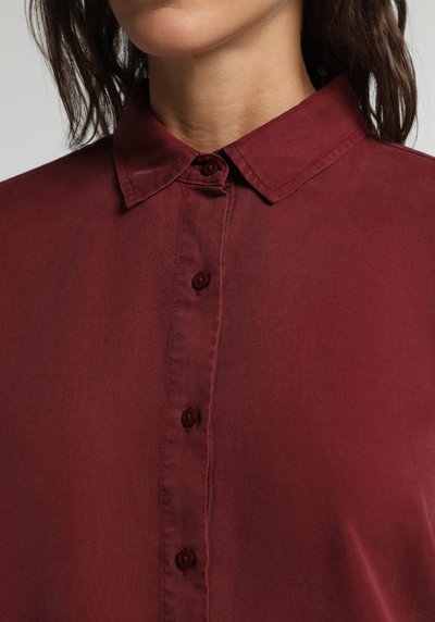 Image de Chemise À Manches Longues Bordeaux Boyfriend Fit Droit Sergé Femme
