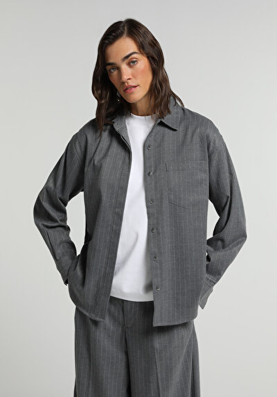 Image de Chemise À Manches Longues Gris Boyfriend Fit Rayé Sergé Femme