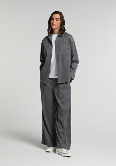 Image de Chemise À Manches Longues Gris Boyfriend Fit Rayé Sergé Femme