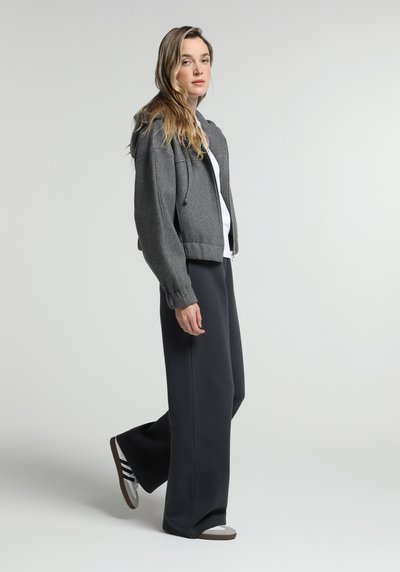 Image de Pantalon De Survêtement Marine Regular Fit Femme