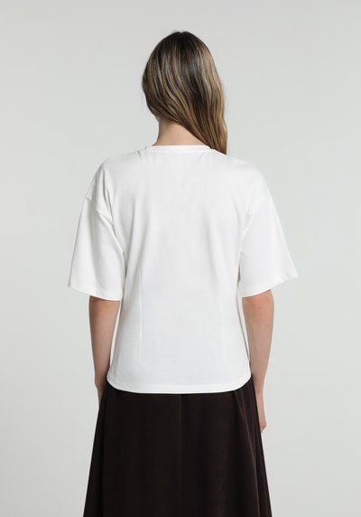 Image de T-shirt À Manches Courtes Blanc Slim Fit Droit Femme