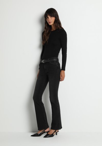 Image de T-shirt À Manches Courtes Noir Slim Fit  Femme