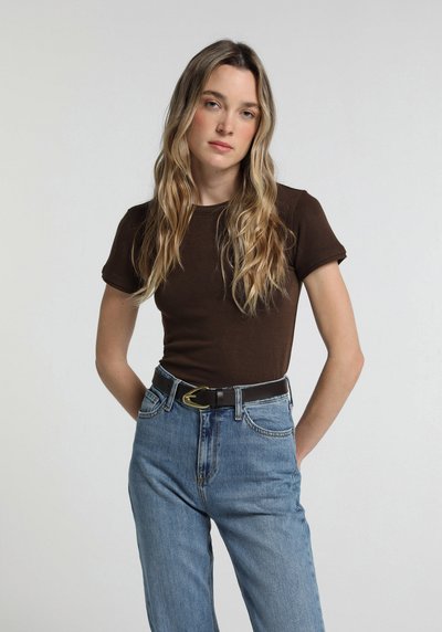 Image de T-shirt À Manches Courtes Tricoter Marron Slim Fit Femme