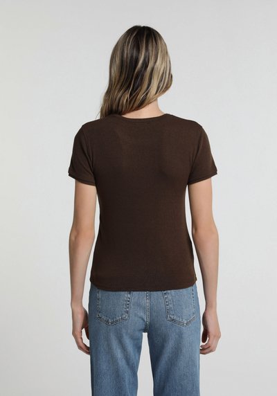 Image de T-shirt À Manches Courtes Tricoter Marron Slim Fit  Femme