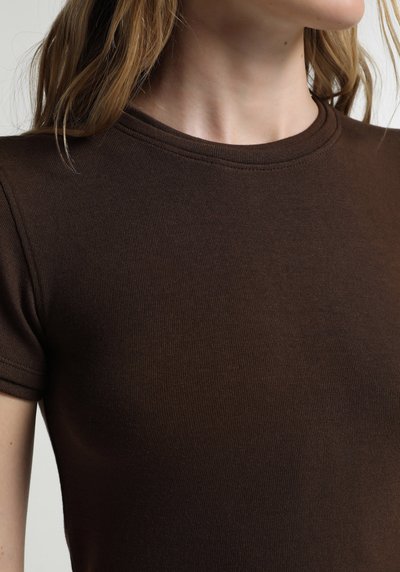 Image de T-shirt À Manches Courtes Tricoter Marron Slim Fit  Femme