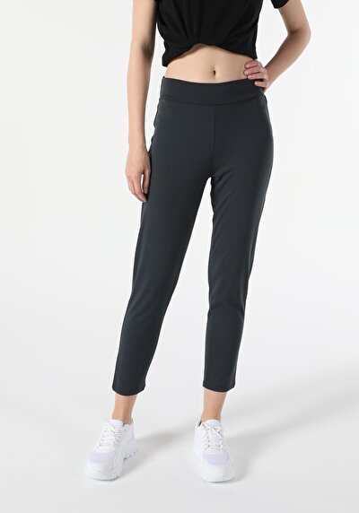 Afficher les détails de Pantalon De Survêtement Anthracite Regular Fit Femme
