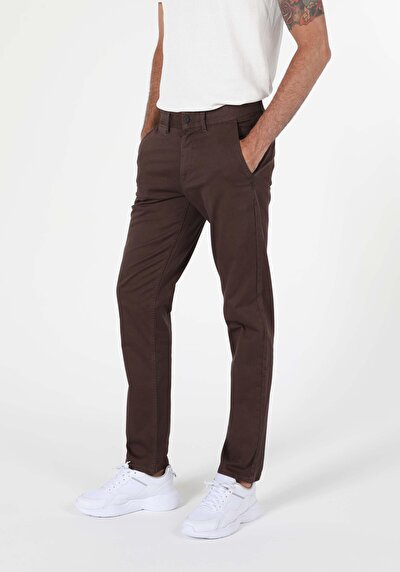 Afficher les détails de Pantalon Marron Straight Leg Medium Rise En Chino Regular Fit Homme