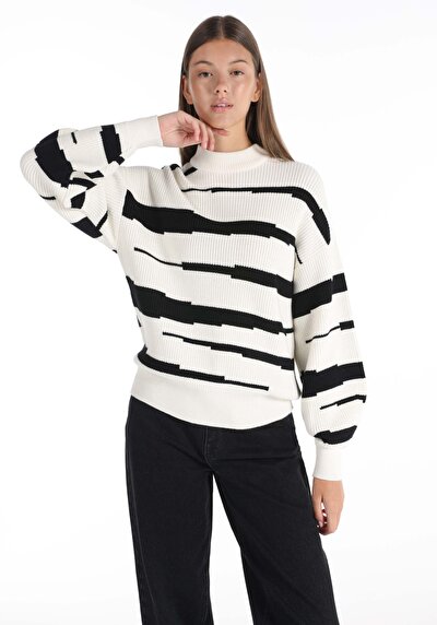 Afficher les détails de Pull Blanc Regular Fit   Femme