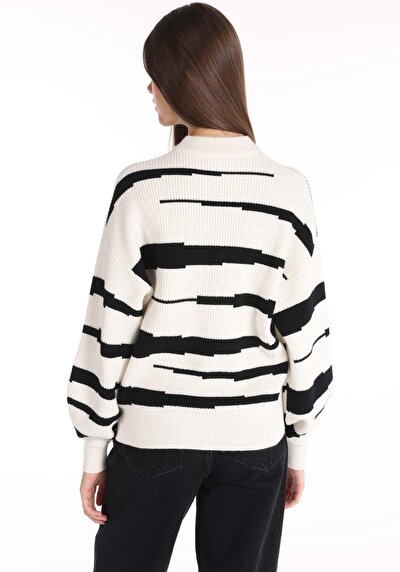 Afficher les détails de Pull Blanc Regular Fit   Femme