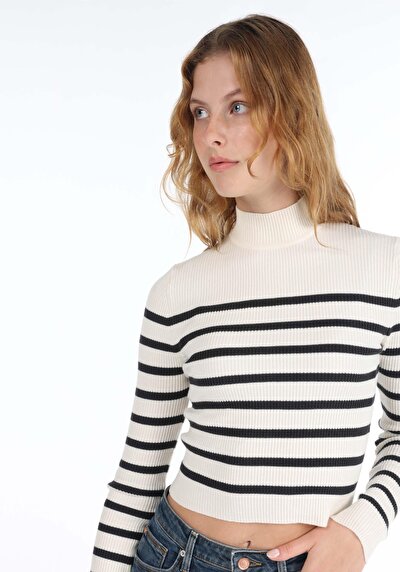 Afficher les détails de Pull Blanc Slim Fit   Femme
