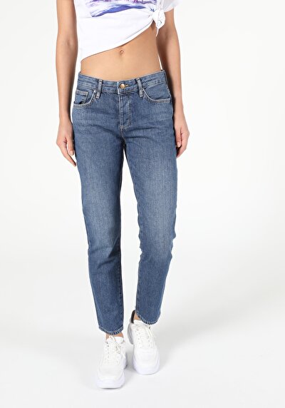Afficher les détails de 892 Alina Pantalon Denim Tapered Leg  En  Slim Boyfriend Fit Femme