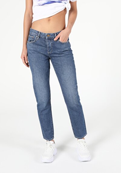 Afficher les détails de 892 Alina Pantalon Denim Tapered Leg  En  Slim Boyfriend Fit Femme