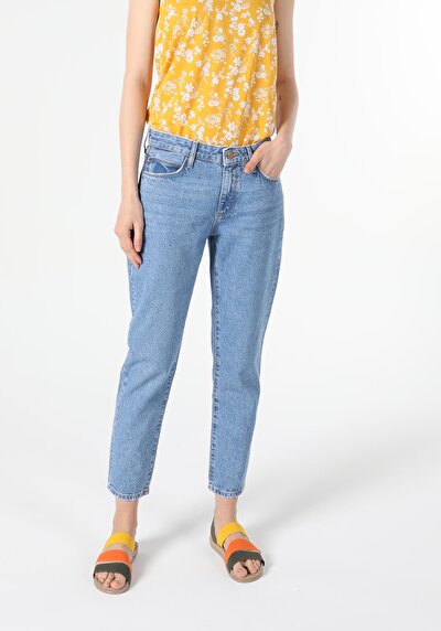 Afficher les détails de 892 Alina Pantalon Denim Tapered Leg  En  Slim Boyfriend Fit Femme