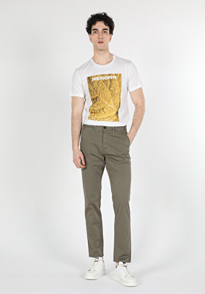 Afficher les détails de Pantalon  Straight Leg Medium Rise En Chino Regular Fit Homme