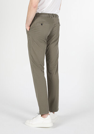Afficher les détails de Pantalon  Straight Leg Medium Rise En Chino Regular Fit Homme