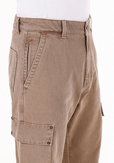 Afficher les détails de Pantalon Beige Straight Leg Medium Rise En Sergé Comfort Fit Homme